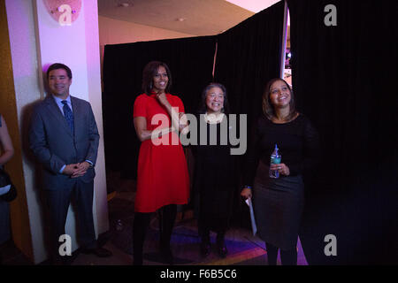 La Première Dame Michelle Obama attend en coulisses avec le chef de cabinet Tina Tchen et voyager Aide Kristen Jarvis, droite, pendant le Partenariat pour la santé de l'Amérique, à Washington, D.C., le 26 février 2015. Lawrence Jackson) Banque D'Images