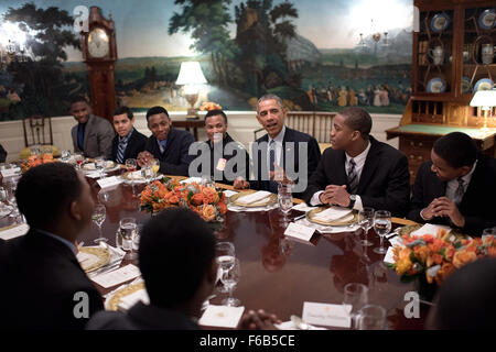 Le président Barack Obama rencontre le gardien de mon frère les mentorés pendant le déjeuner dans la salle de réception diplomatique de la Maison Blanche, le 27 février, 2015. Lawrence Jackson) Banque D'Images