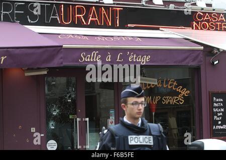 Paris, France. 14Th Nov, 2015. Tourné à La Casa Nostra Windows . Au moins 129 personnes ont été tuées et plus de 200 blessés, dont 80 grièvement, à la suite d'une série d'attaques terroristes dans la capitale française, c'est l'attaque la plus sanglante par des terroristes en France a connu. © Elyxandro Cegarra/Pacific Press/Alamy Live News Banque D'Images