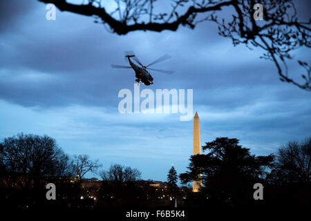 Un marin quitte la pelouse Sud de la Maison Blanche à la suite du président américain Barack Obama voyage à Birmingham (Alabama), le 26 mars 2015. Banque D'Images