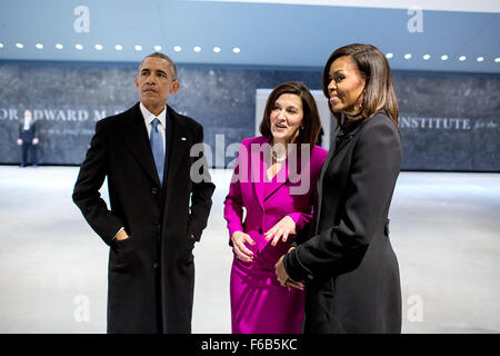 Le président Barack Obama et Première Dame Michelle Obama parle avec Vicki Kennedy, veuve du sénateur Ted Kennedy, à l'arrivée de la dédicace de la Edward M. Kennedy Institute pour le Sénat des États-Unis à Boston, Mass., le 30 mars 2015. Banque D'Images