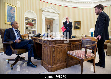 Le président Barack Obama rencontre avec le chef de cabinet Denis McDonough et Conseiller Brian, Magdeleine a Bourget droit, dans le bureau ovale, le 21 avril 2015. Banque D'Images