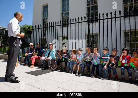 Le président Barack Obama s'arrête pour parler avec les enfants de l'école en visite à l'extérieur de l'aile ouest de la Maison Blanche, le 29 avril 2015. Banque D'Images