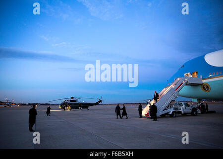 Le président Barack Obama débarque l'Air Force One à l'arrivée à Joint Base Andrews (Md), après un voyage à Indianapolis, Ind., le 6 février 2015. Chuck Kennedy) Banque D'Images