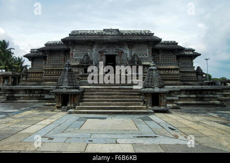 L'oeuvre complexe à ancient temple hindou au Karnataka Banque D'Images