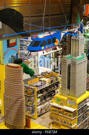 Hélicoptère Lego énorme plafond suspendu à l'intérieur, Toys R Us de Times Square, NYC Banque D'Images