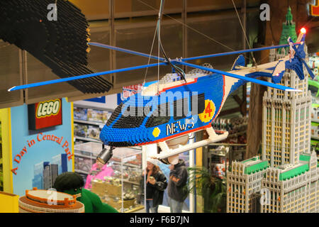 Hélicoptère Lego énorme plafond suspendu à l'intérieur, Toys R Us de Times Square, NYC Banque D'Images