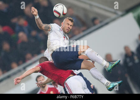 Budapest, Hongrie. 15 Nov, 2015. La Hongrie est Adam Lang (vers le bas) rivalise avec la Norvège est Marcus Pedersen au cours de l'UEFA Championnat d'Europe 2016 en séries de qualification à Budapest, Hongrie, le 15 novembre 2015. La Hongrie a battu la Norvège en un score total 3-1 et se qualifie pour le championnat d'Europe 2016. © Attila Volgyi/Xinhua/Alamy Live News Banque D'Images