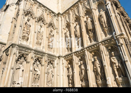 Statues sculptées par l'Afrique du porche, la Cathédrale de Canterbury, Canterbury, ville de Canterbury, Kent, England, United Kingdom Banque D'Images