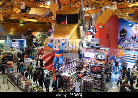 Shoppers, Toys R Us intérieur à Times Square, NYC Banque D'Images