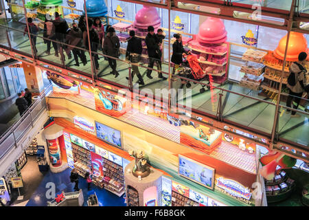 Les touristes et les acheteurs, Toys R Us intérieur à Times Square, NYC Banque D'Images