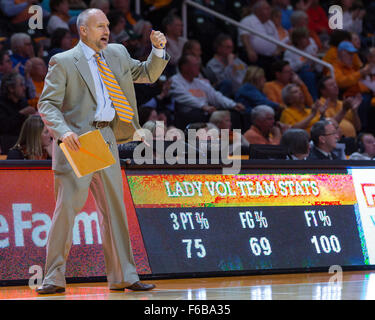 15 novembre 2015 : l'entraîneur adjoint, doyen Lockwood pendant le match de basket-ball de NCAA entre l'Université du Tennessee Lady bénévoles et le Central Arkansas Ours Sucre à Thompson Boling Arena de Knoxville TN Tim Gangloff/CSM Banque D'Images