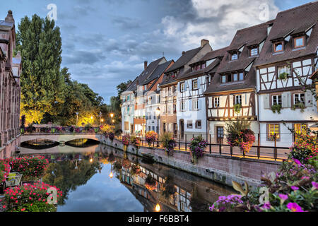 Maisons françaises traditionnelles colorées sur le côté de rivière (la Lauch) à la soirée à Colmar, France Banque D'Images