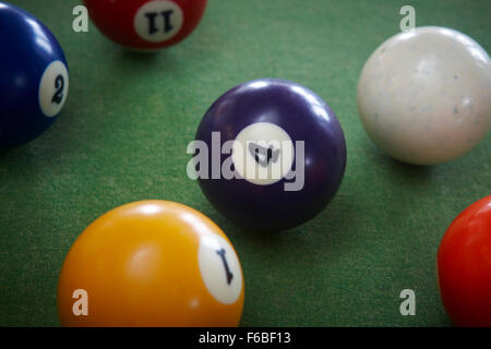 Close up boules de billard avec l'accent sur le nombre 4 violet Banque D'Images