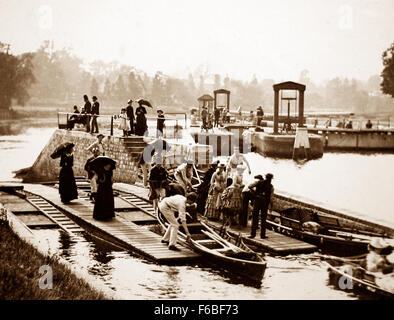 Teddington Lock Tamise - période victorienne Banque D'Images