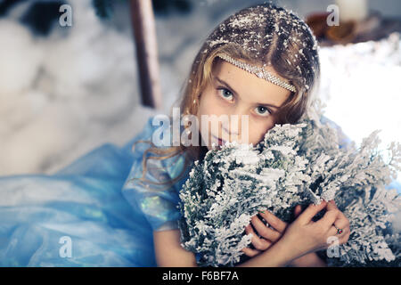 Pensive jolie princesse dans un pays merveilleux de l'hiver Banque D'Images