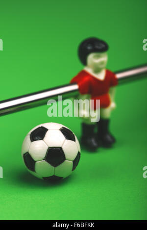 Joueur de football de table du prince avec le football, selective focus Banque D'Images