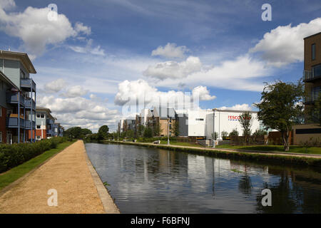 Immeuble résidentiel à Yiewsley, West Drayton avec vue sur le Grand Union Canal. Quartier résidentiel de Londres et à usage mixte, London, United Banque D'Images