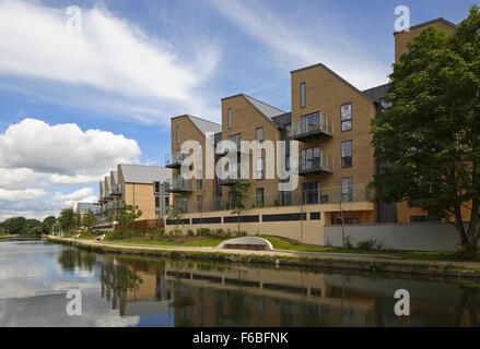 Immeuble résidentiel à Yiewsley, West Drayton avec vue sur le Grand Union Canal. Quartier résidentiel de Londres et à usage mixte, London, United Banque D'Images