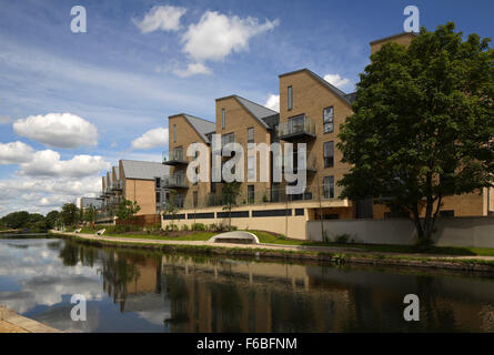 Immeuble résidentiel à Yiewsley, West Drayton avec vue sur le Grand Union Canal. Quartier résidentiel de Londres et à usage mixte, London, United Banque D'Images