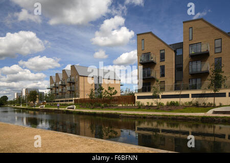 Immeuble résidentiel à Yiewsley, West Drayton avec vue sur le Grand Union Canal. Quartier résidentiel de Londres et à usage mixte, London, United Banque D'Images