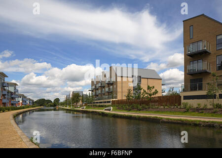 Immeuble résidentiel à Yiewsley, West Drayton avec vue sur le Grand Union Canal. Quartier résidentiel de Londres et à usage mixte, London, United Banque D'Images