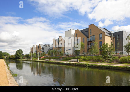 Immeuble résidentiel à Yiewsley, West Drayton avec vue sur le Grand Union Canal. Quartier résidentiel de Londres et à usage mixte, London, United Banque D'Images