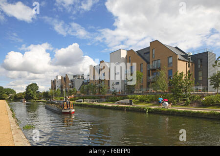 Immeuble résidentiel à Yiewsley, West Drayton avec vue sur le Grand Union Canal. Quartier résidentiel de Londres et à usage mixte, London, United Banque D'Images