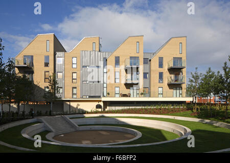 Immeuble résidentiel à Yiewsley, West Drayton avec amphithéâtre paysagers. Quartier résidentiel de Londres et à usage mixte, London, United Ki Banque D'Images