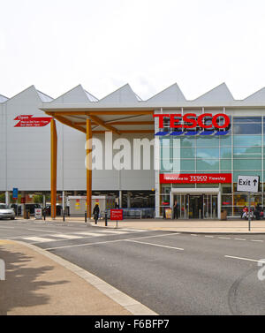 Tesco à Yiewsley, West Drayton avec approche. Quartier résidentiel de Londres et à usage mixte, Londres, Royaume-Uni. Architecte : C Banque D'Images