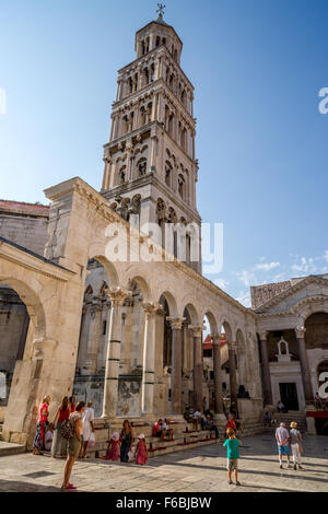 Centre historique de Split avec vue sur Clocher de cathédrale de saint Domnius Banque D'Images