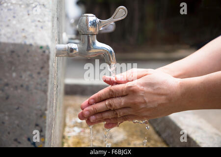 Lavage des mains à l'eau piscine Banque D'Images