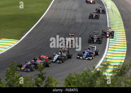 Le Brésil. 15 novembre, 2015. Sport Automobile : Championnat du Monde de Formule 1 de la FIA 2015, Grand Prix du Brésil, # 33 Max Verstappen (NLD, Scuderia Toro Rosso), # 11 Sergio Perez (MEX, Sahara Force India F1 Team), # 12 Felipe Nasr (BRA, Sauber F1 Team), # 8 Romain Grosjean (FRA, Lotus F1 Team), # 22 Jenson Button (GBR, McLaren Honda), # 3 Daniel Ricciardo (AUS, Infiniti Red Bull Racing), Crédit photo : dpa alliance/Alamy Live News Banque D'Images