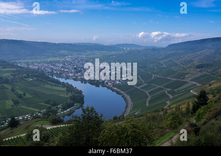 Vin Kröv village vue sur Mont Royal sur la Moselle près de Traben-Trarbach, Rheinland-Pfalz, Allemagne, montrant Mosel haut pont dans la distance Banque D'Images