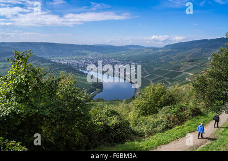 Vin Kröv village vue sur Mont Royal sur la Moselle près de Traben Trarbach, Rheinland-Pfalz, Allemagne Banque D'Images