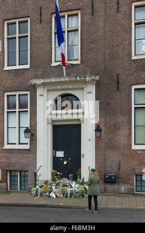 AMSTERDAM - 15 NOVEMBRE 2015 : Inconnu fille de déposer des fleurs devant le consulat de France à Amsterdam en raison de la bl Banque D'Images