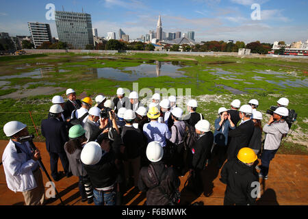 Le Japon Sport Conseil invité des journalistes sur le site proposé pour le nouveau Stade national Centre pour le Jeux Olympiques de Tokyo 2020 le 16 novembre 2015 à Tokyo, Japon. Les travaux de démolition sur l'ancien stade national a été officiellement terminé à la fin du mois d'octobre. Le Japon toujours à s'entendre sur un plan pour le nouveau stade après les premiers plans fondés sur un design by Zaha Hadid ont été abandonnés en raison de la montée en flèche des coûts. Les retards signifient que la finale de la Coupe du Monde de rugby en 2019 sera désormais organisé à Yokohama et le Japon vise à avoir le nouveau Stade national prêt en janvier 2020. (Photo Banque D'Images