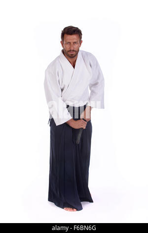 Maître d'aikido prêt à lever l'épée Banque D'Images