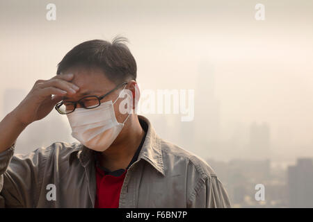 Homme portant masque bouche asiatique contre la pollution de l'air Banque D'Images