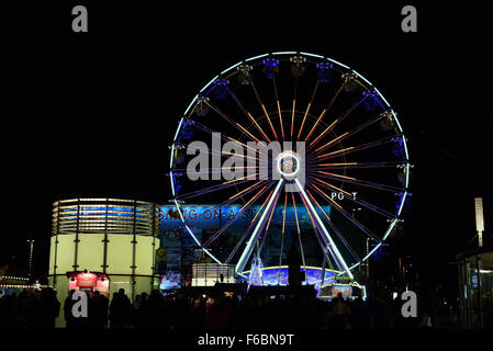 LEIPZIG, ALLEMAGNE LE 21 DÉCEMBRE 2014 : la grande roue dans le centre de Leipzig installé sur le marché de Noël Banque D'Images