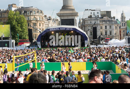 Les foules se rassemblent à Trafalgar Square pour écouter les bandes, l'alimentation de l'échantillon et de jouer à des jeux pour célébrer la journée du Brésil Banque D'Images