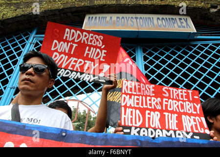 Aux Philippines. 16 Nov, 2015. Groupe Kadamay urbain pauvre protestation devant Manille Boystown complexe dans la ville de Marikina à la demande pour les habitants de la rue de la libération urgente étant tenu à Manille Boystown abri complexe sous la direction de l'administration locale de la ville de Manille, selon l'Kadamay plusieurs des détenus d'habitants de la rue ne sont pas en mesure de manger à l'heure, la rue taudis de Manille sont cacher par Département de la protection sociale pour la célébration du développement de la Coopération économique Asie Pacifique (APEC). © Gregorio B. Dantes Jr./Pacific Press/Alamy Live News Banque D'Images