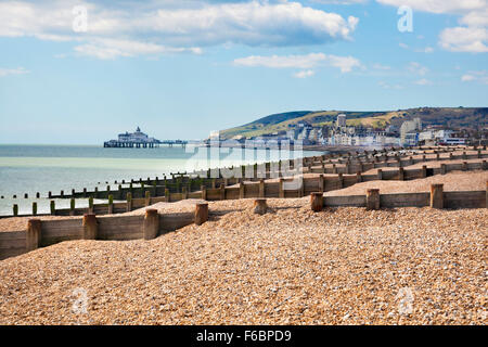 Vue de la jetée d''Eastbourne et falaises de Beachy Head dans la distance, Eastbourne, Royaume-Uni Banque D'Images