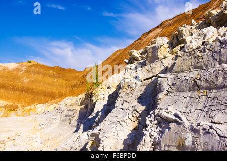 La grande ourse excavatrice dragline creuser l'argile sur fond de ciel bleu Banque D'Images