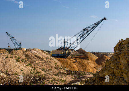 La grande ourse excavatrice dragline creuser l'argile sur fond de ciel bleu Banque D'Images