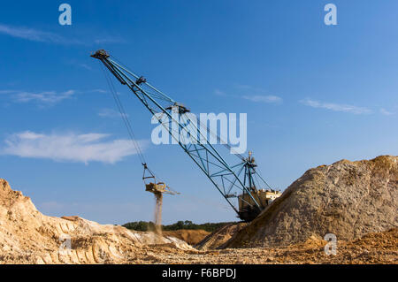 La grande ourse excavatrice dragline creuser l'argile sur fond de ciel bleu Banque D'Images