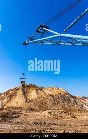 La grande ourse excavatrice dragline creuser l'argile sur fond de ciel bleu Banque D'Images