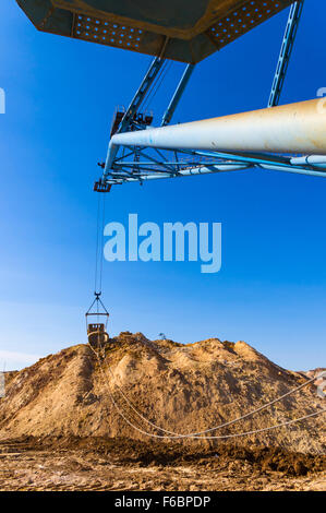 La grande ourse excavatrice dragline creuser l'argile sur fond de ciel bleu Banque D'Images