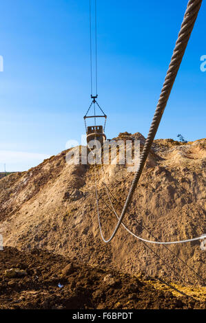 La grande ourse excavatrice dragline creuser l'argile sur fond de ciel bleu Banque D'Images