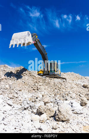 La grande ourse excavatrice dragline creuser l'argile sur fond de ciel bleu Banque D'Images